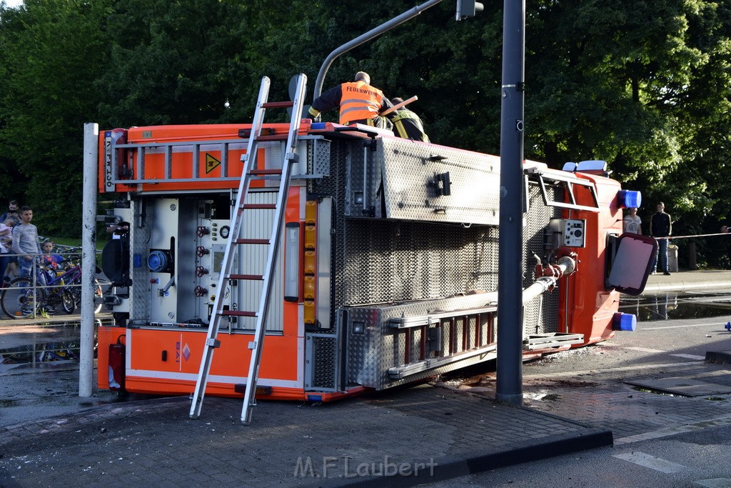 TLF 4 umgestuerzt Koeln Bocklemuend Ollenhauer Ring Militaerringstr P023.JPG - Miklos Laubert